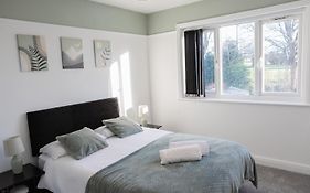 Lymer House - Stylish 3 Bedroom House In Wolverhampton