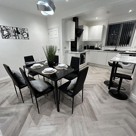 Lymer House - Stylish 3 Bedroom House In Wolverhampton Exterior photo