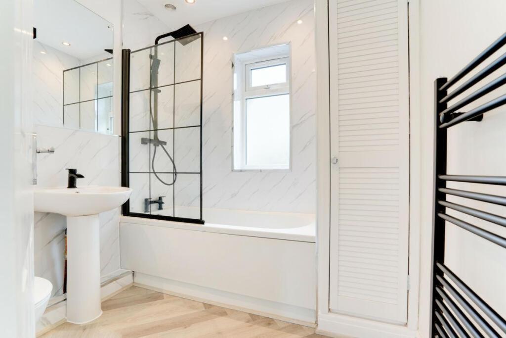 Lymer House - Stylish 3 Bedroom House In Wolverhampton Room photo