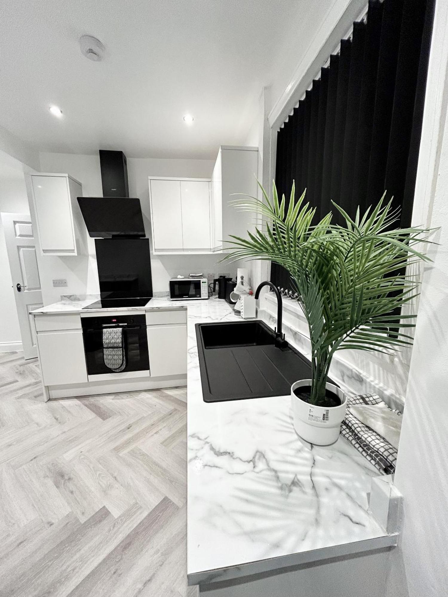 Lymer House - Stylish 3 Bedroom House In Wolverhampton Exterior photo