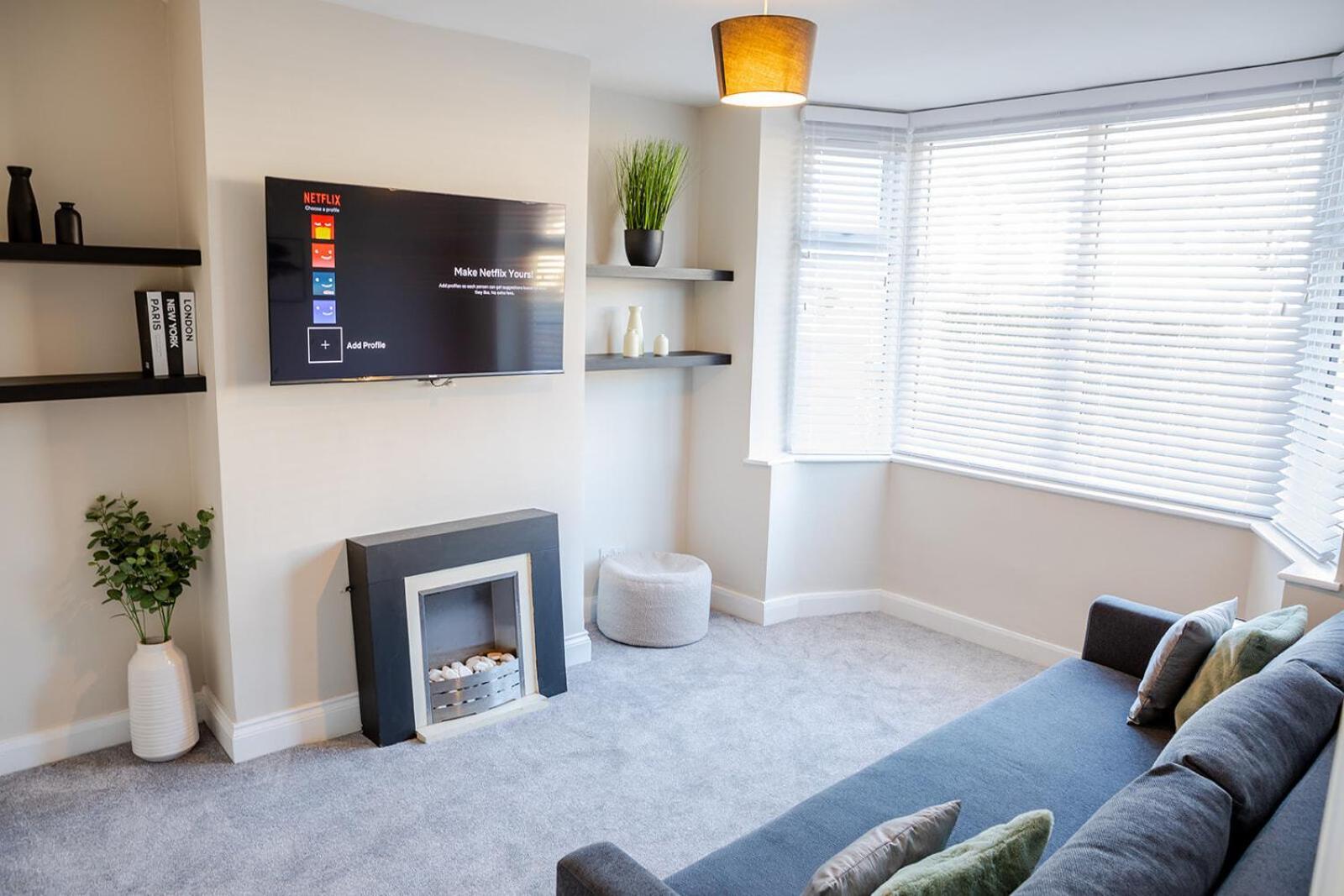 Lymer House - Stylish 3 Bedroom House In Wolverhampton Exterior photo