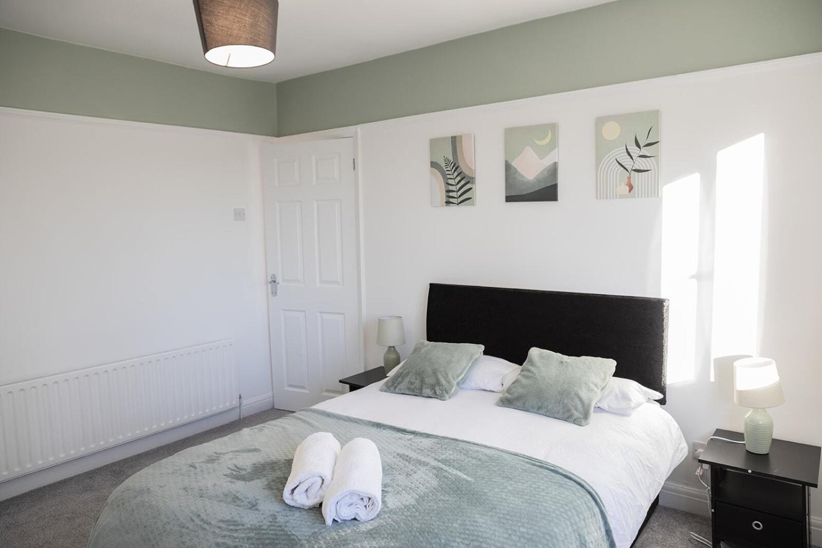 Lymer House - Stylish 3 Bedroom House In Wolverhampton Exterior photo