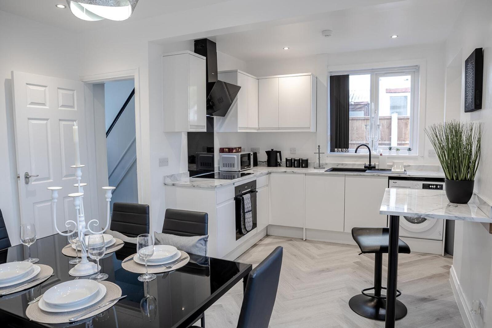 Lymer House - Stylish 3 Bedroom House In Wolverhampton Exterior photo