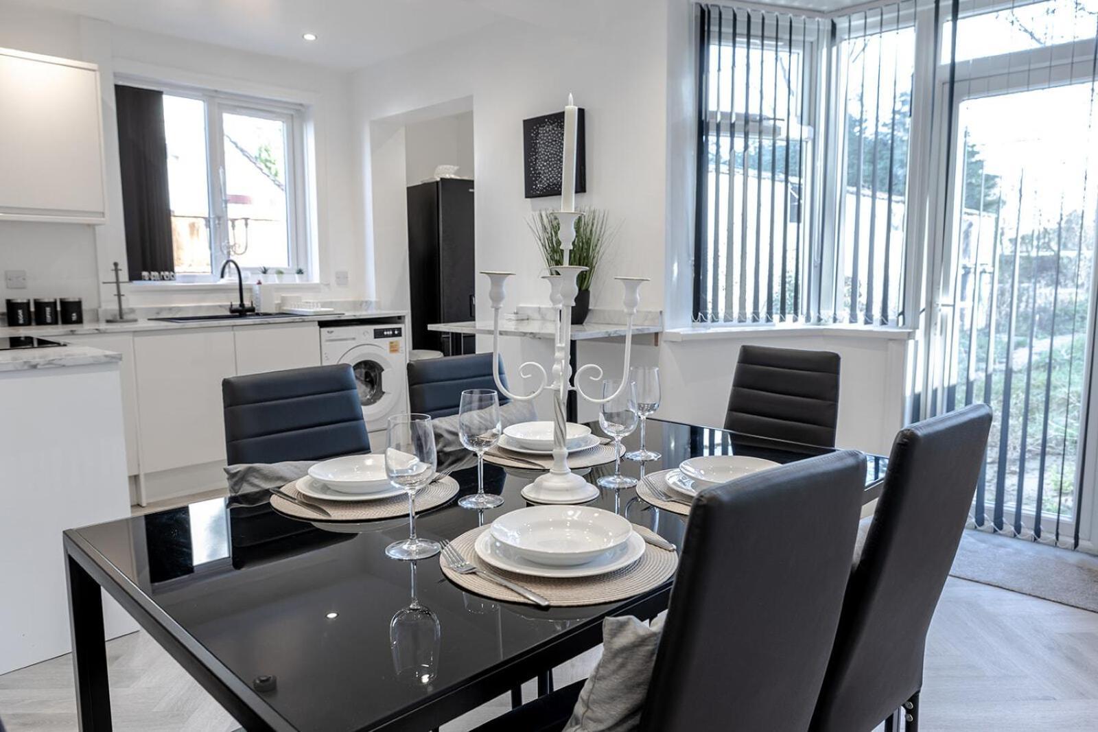 Lymer House - Stylish 3 Bedroom House In Wolverhampton Exterior photo