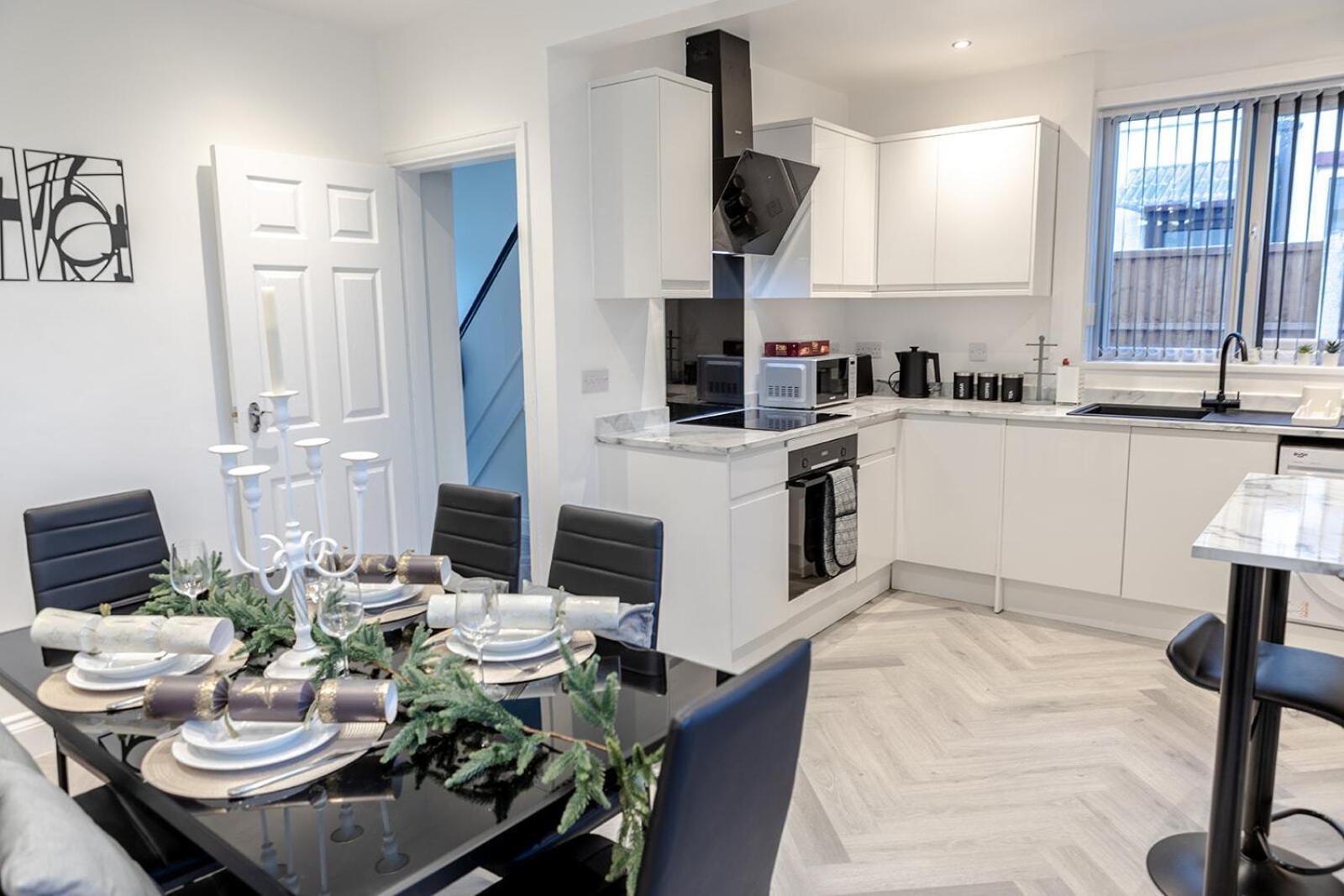 Lymer House - Stylish 3 Bedroom House In Wolverhampton Exterior photo